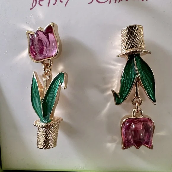 BETSEY JOHNSON Easter Mismatched Gold-Tone Pink Tulip Dangle Drop Earrings NWT - Picture 2 of 3